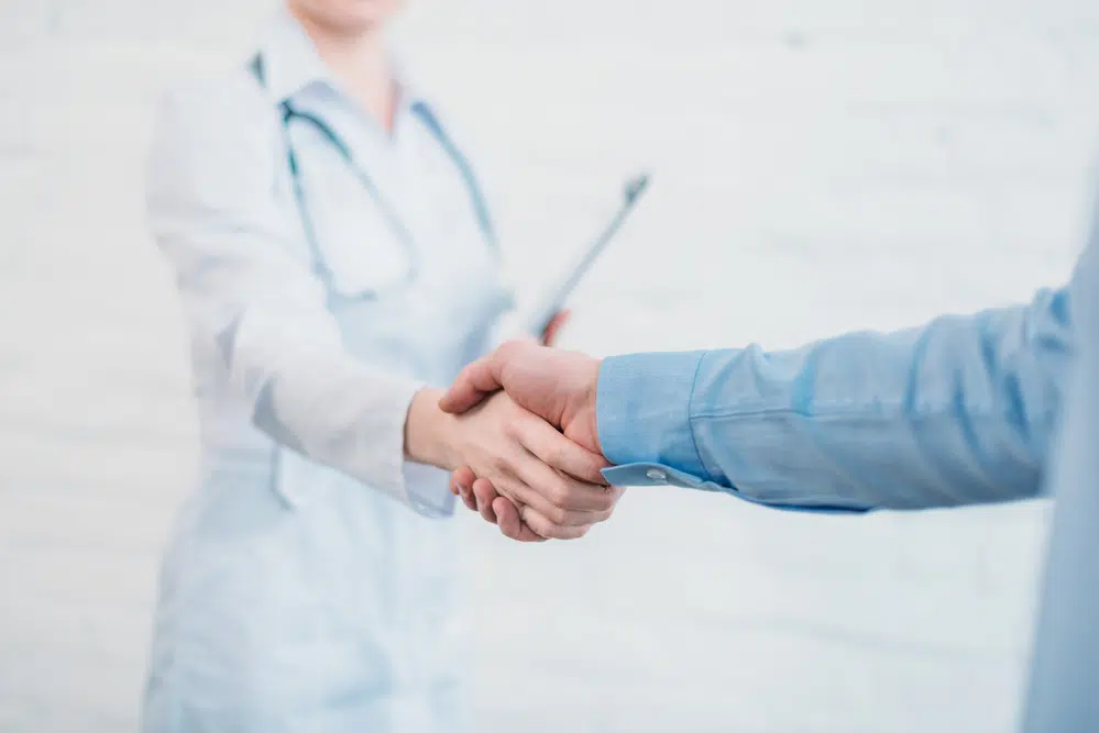 Close-up-of-patient-and-doctor-shaking-hands