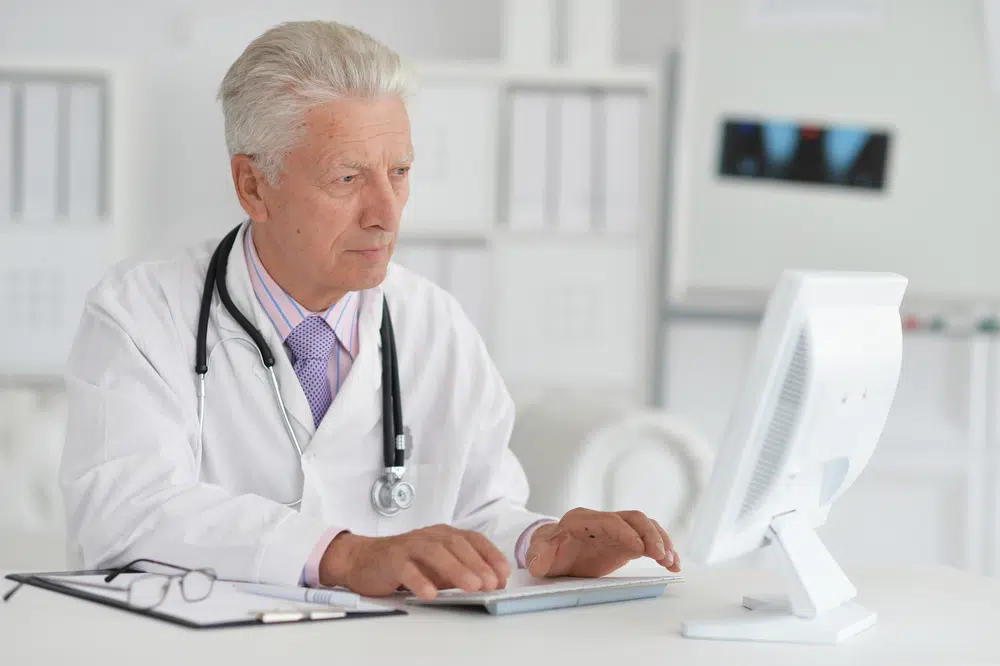 Senior-doctor-using-computer