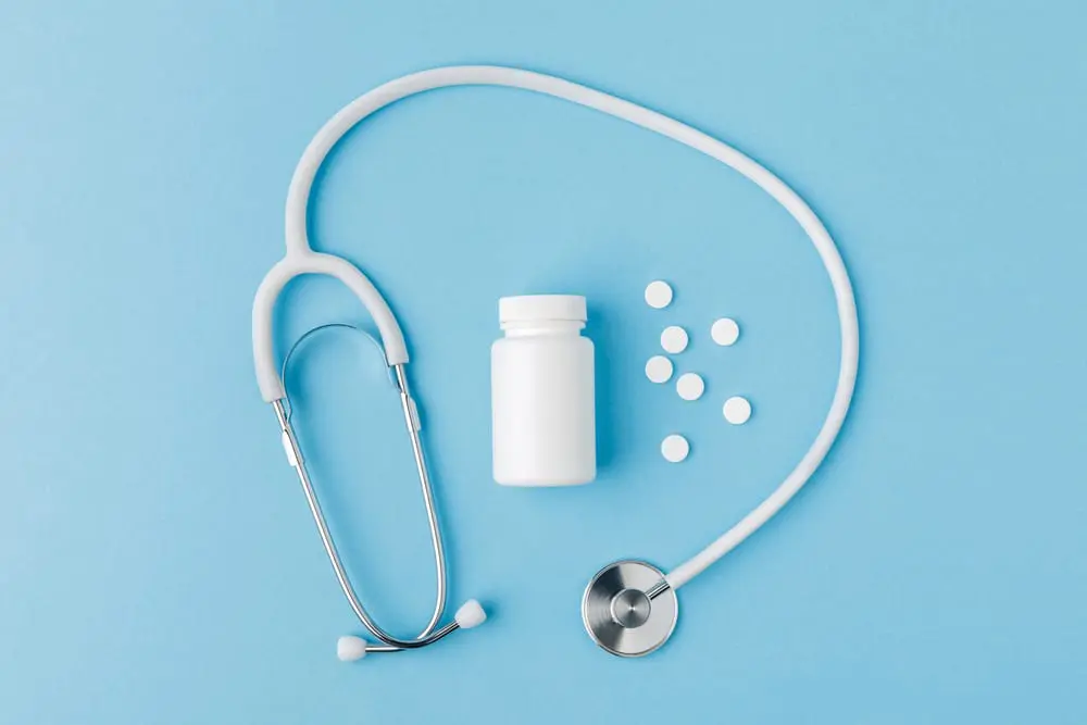 Stethoscope-pills-and-pill-bottle