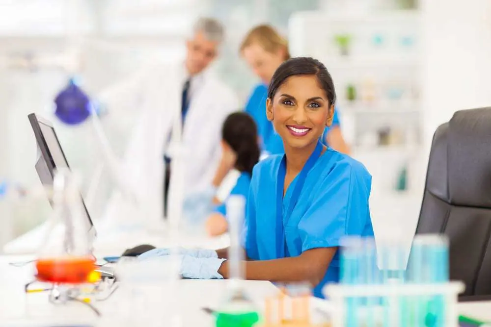 Young-smiling-woman-working-in-a-laboratory