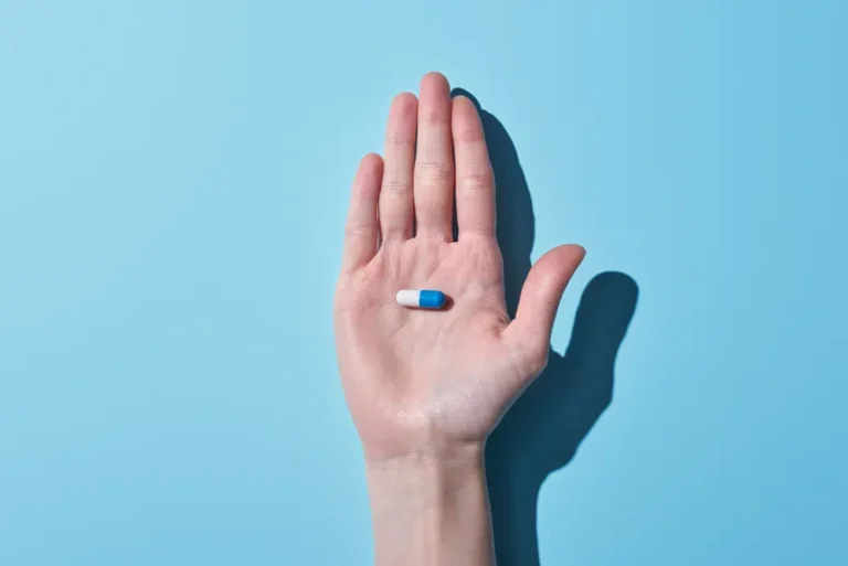 hand-holding-bluewhite-pill